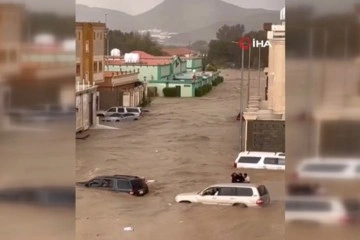 Suudi Arabistan'ı sağanak yağış vurdu, caddeler sular altında kaldı