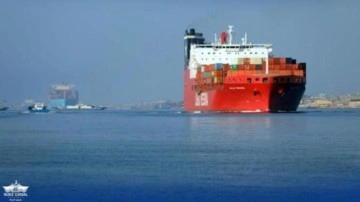 Süveyş Kanalı&rsquo;nda karaya oturan gemi kurtarıldı