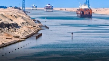 Süveyş Kanalı'nda kaza: Petrol tankeri, LNG yüklü gemiye çarptı