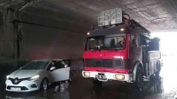 Suya gömülüp mahsur kalan aracın yardımına ekipler koştu
