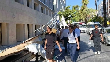 Tadilattaki bankanın iskelesi çöktü, facianın eşiğinden dönüldü
