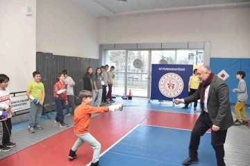 Taekwondo ve eskrim sporcuları yarıyıl tatilini verimli geçiriyor
