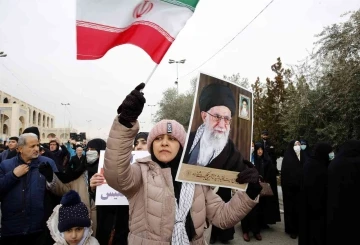 Tahran’da hükümete destek gösterisi: &quot;Hepimiz Hamaney’in askeriyiz&quot;
