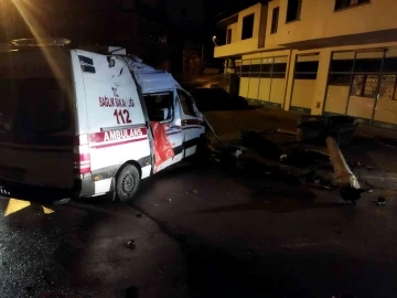 Takla atan ambulans hurdaya döndü: 3 yaralı
