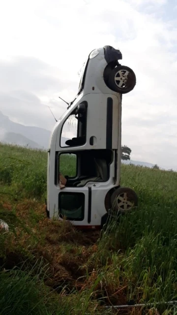 Takla atan araç dik durdu; sürücünün oğlu yaralandı