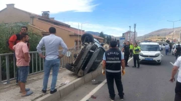 Takla atan araç kaldırımda yürüyen kadın ve çocuğa çarptı
