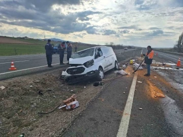 Takla atan kamyonet hurdaya döndü: Sürücü ölümden döndü
