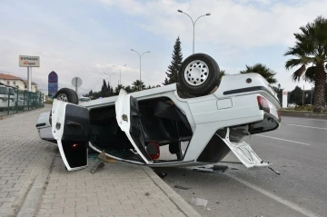 Takla atan otomobil park halindeki araca çarptı: 3 yaralı
