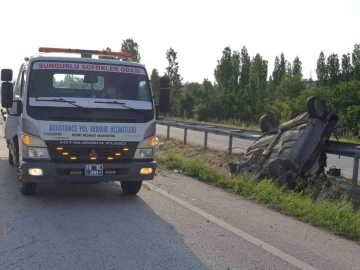 Takla atan otomobil refüje devrildi: 3 yaralı
