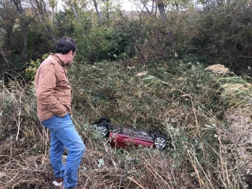 Takla atarak dereye uçan otomobilden burnu bile kanamadan çıktı
