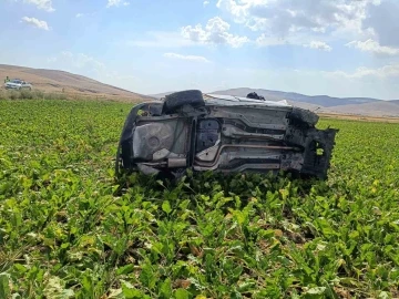 Takla atıp tarım arazisine giren otomobilde 2 kişi yaralandı
