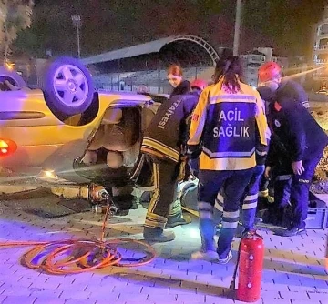 Takla atıp ters duran otomobilde sıkışan sürücü yaralı kurtarıldı
