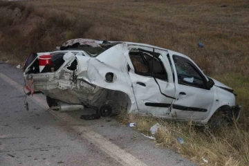 Taklalar atarak parçalanan otomobilde 3 kişi yaralandı
