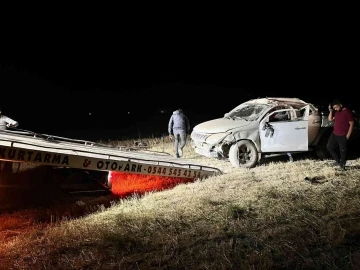 Taklalar atarak tarlaya devrilen arazi aracında 2 kişi yaralandı
