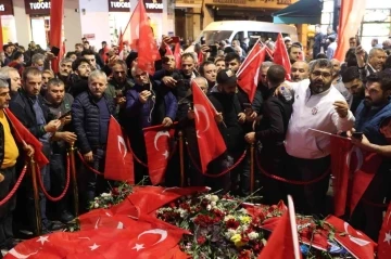 Taksiciler İstiklal Caddesi’nde bombalı saldırıyı kınamak için karanfil bıraktı
