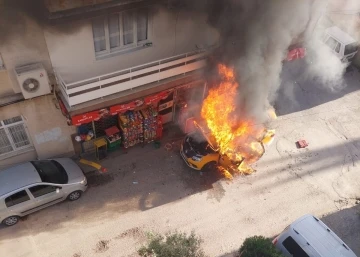 Takside yangın çıktı, iş yeri ile iki katlı ev yandı
