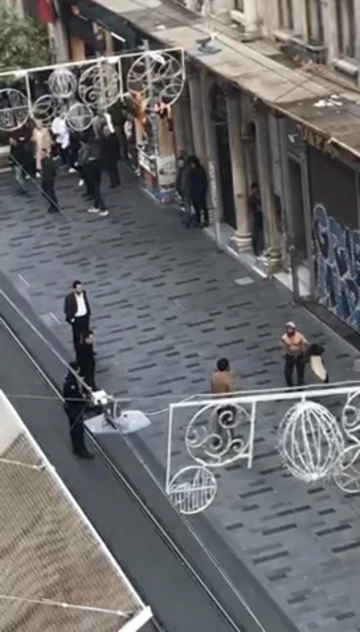 Taksim’de hareketli anlar kamerada: Bıçaklı saldırganı güven timleri yakaladı
