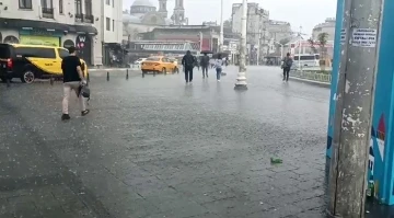 Taksim’de sağanak yağış
