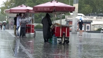 Taksim’de sağanak yağış devam ediyor
