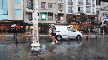 Taksim’de sağanak yağış etkili oldu
