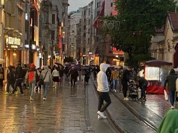 Taksim’de sağanak yağış vatandaşlara zor anlar yaşattı
