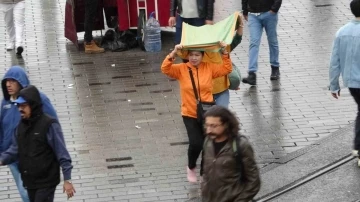 Taksim’de yağmur etkili oldu
