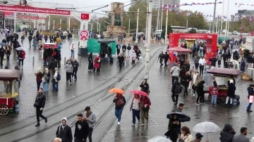 Taksim’de yağmur ve rüzgar vatandaşlara zor anlar yaşattı
