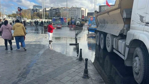 Taksim’i su bastı, vatandaşlar yürümekte güçlük çekti
