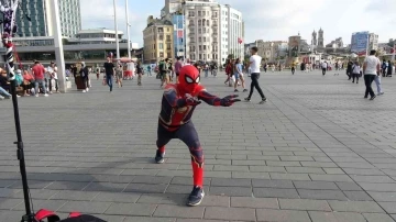 Taksim Meydanı’nda Örümcek Adam gösterisi
