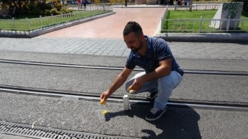 Taksim’de bir vatandaş asfaltta yumurta pişirip yedi