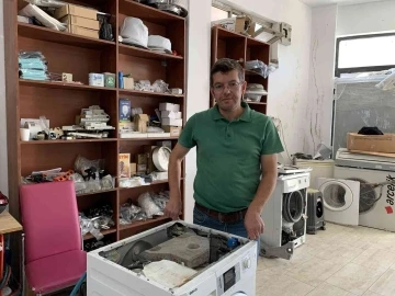 Tamir ettiği çamaşır makinesinden yılan derisi çıktı
