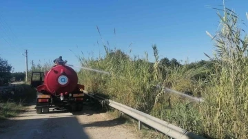 Tanker yangınına giden itfaiyeciler yanmakta olan kamışları söndürdü
