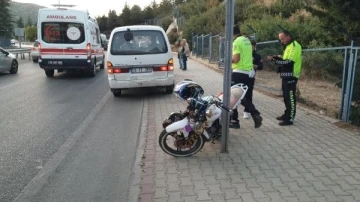 Tansiyonu düşen motosikletli bariyere çarptı