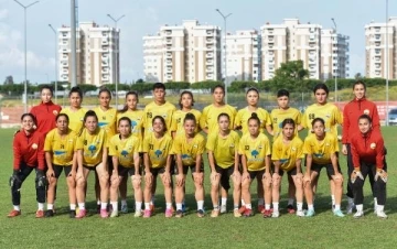 Taraftar, sahada kadın futbolculara saldırdı