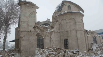 Tarihi cami depremde yıkıldı
