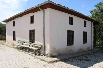 Tarihi camii restorasyon bekliyor.
