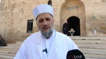 Tarihi caminin imamı son hutbesinde duygu dolu anlar yaşadı
