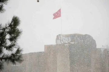 Tarihi Harput Mahallesi’nde kar etkisi artırdı, göz gözü görmedi
