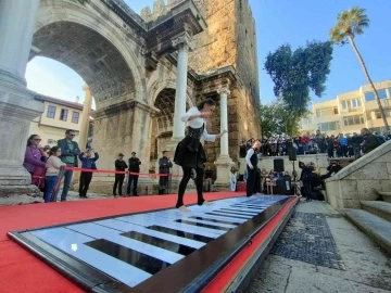 Tarihi mekanda ayaklarıyla piyano şov yaptılar
