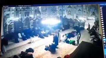 Tarihi Ulucami’de namaz kılar gibi yapıp telefonu böyle çaldı
