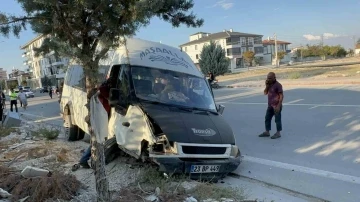 Tarım işçilerini taşıyan minibüsle otomobil çarpıştı: 15 yaralı
