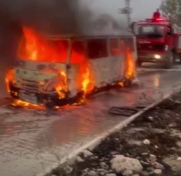 Tarım işçilerini taşıyan servis aracı alev alev yandı
