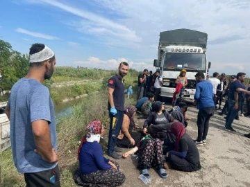 Tarım işçilerinin taşındığı minibüs kanala devrildi: 3'ü ağır 10 yaralı