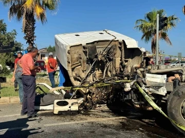 Tarın çarptığı kamyonun şoför mahalli koptu:1 ölü
