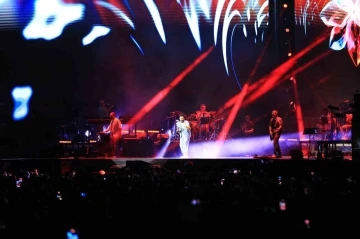 Tarkan ve Ceza, Antalyalı hayranlarıyla buluştu
