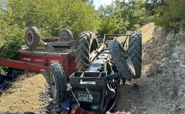 Tarla dönüşü traktör devrildi: 1’i ağır 6 yaralı
