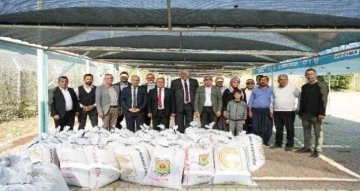Tarsus Belediyesi çiftçilere ücretsiz ’ata tohumu’ buğday dağıttı