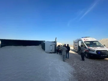 Tarsus’ta çakıl yüklenen TIR devrildi, sürücüsü yaralandı