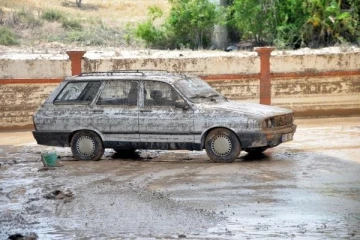 Tarsus'ta sağanak; araçlar hasar gördü