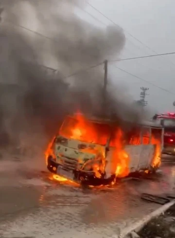 Tarsus’ta tarım işçilerini taşıyan servis aracı alev alev yandı
